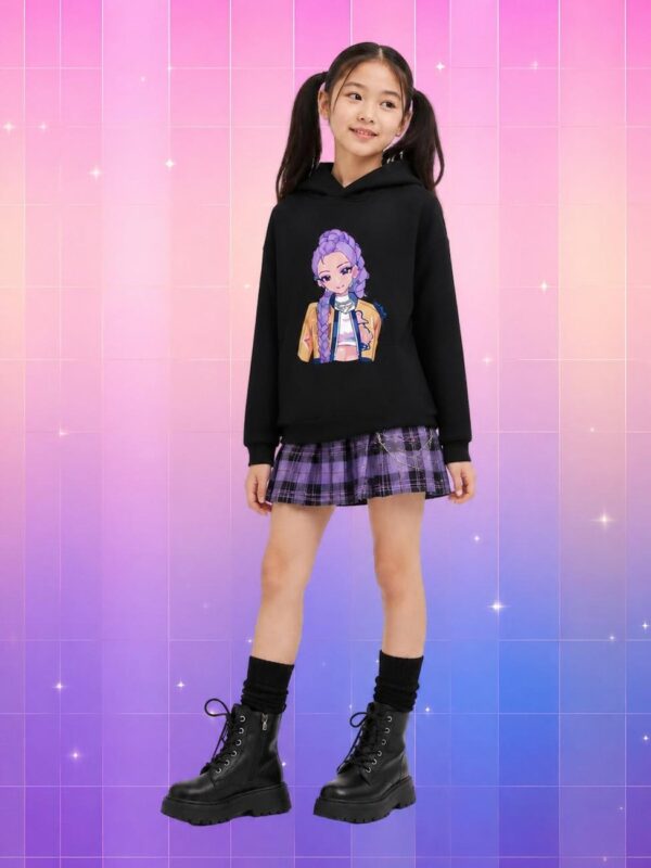 Une fille portant un pull Kpop Demon Hunters Rumi noir à capuche avec un personnage violet imprimé, sur un fond rose et violet scintillant.