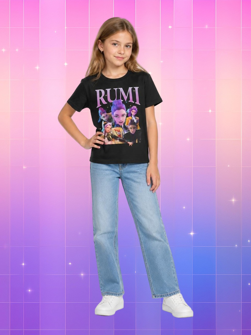 Une jeune fille porte un t-shirt Kpop Demon Hunters noir Rumi avec le visage du personnage, sur un fond rose et violet scintillant.