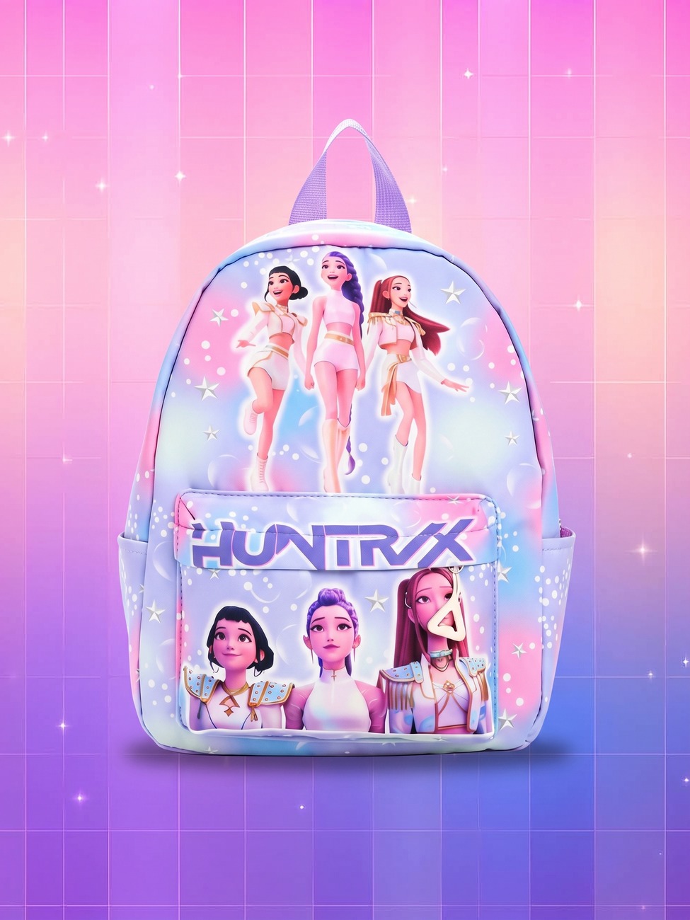 Un sac à dos Huntrix Kpop tie and dye rose et violet, avec des personnages dessinés sur le devant, posé sur un fond pastel scintillant.