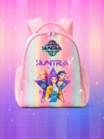 Un sac à dos Huntrix rose et jaune avec des bretelles roses, un fond pastel brillant et des personnages colorés imprimés sur le devant.
