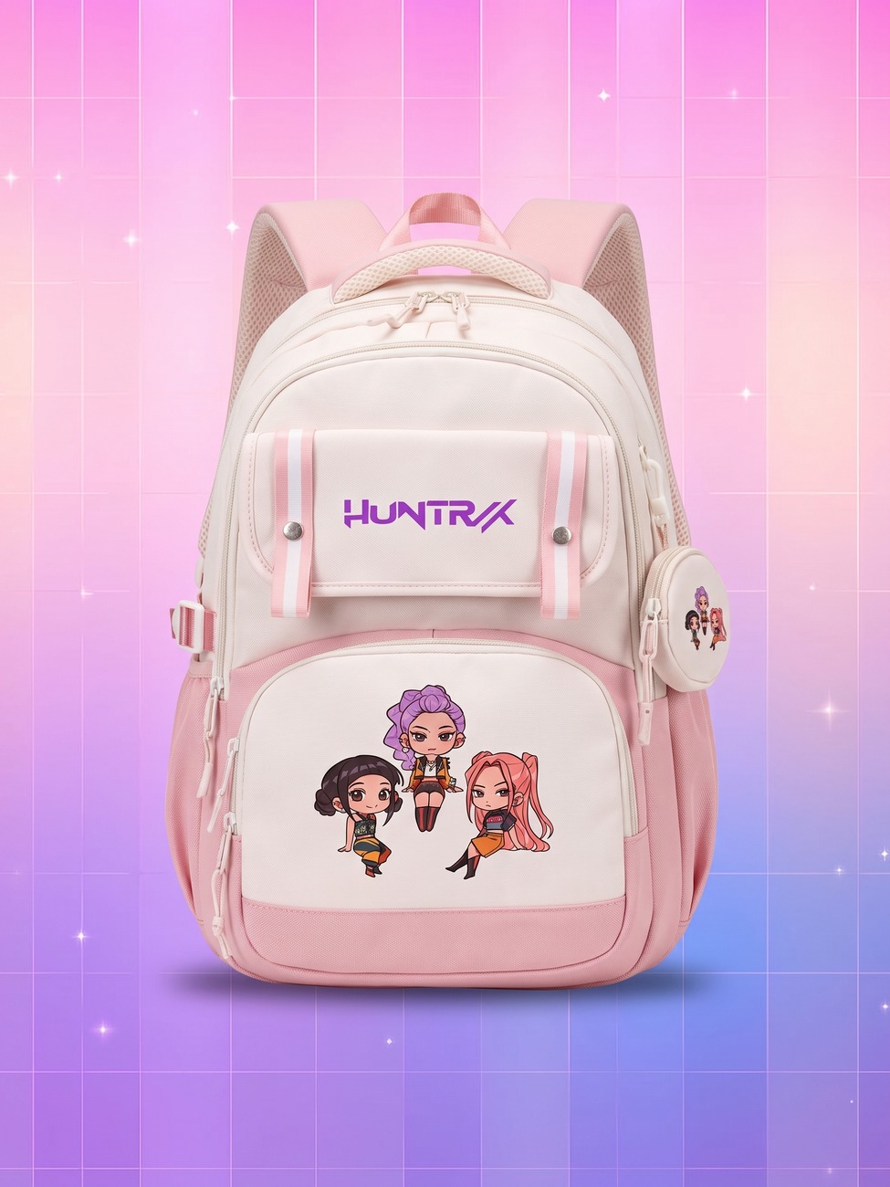 Un sac à dos Huntrix coloris pastel rose et blanc avec des personnages dessinés, sur un fond dégradé rose et violet.