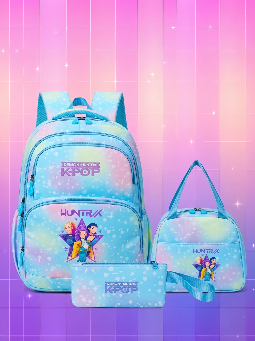 Un ensemble de sac à dos Huntrix, trousse et sac de voyage bleu pastel avec motifs étoilés, posé sur un fond rose et violet scintillant.