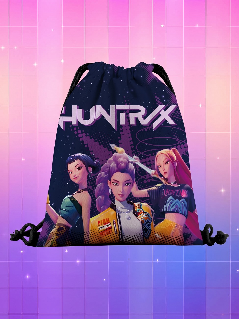 Un sac à dos Huntrix à cordon style manga, bleu foncé, décoré de trois personnages féminins et du mot « HUNTRIX », présenté sur un fond rose et violet scintillant.