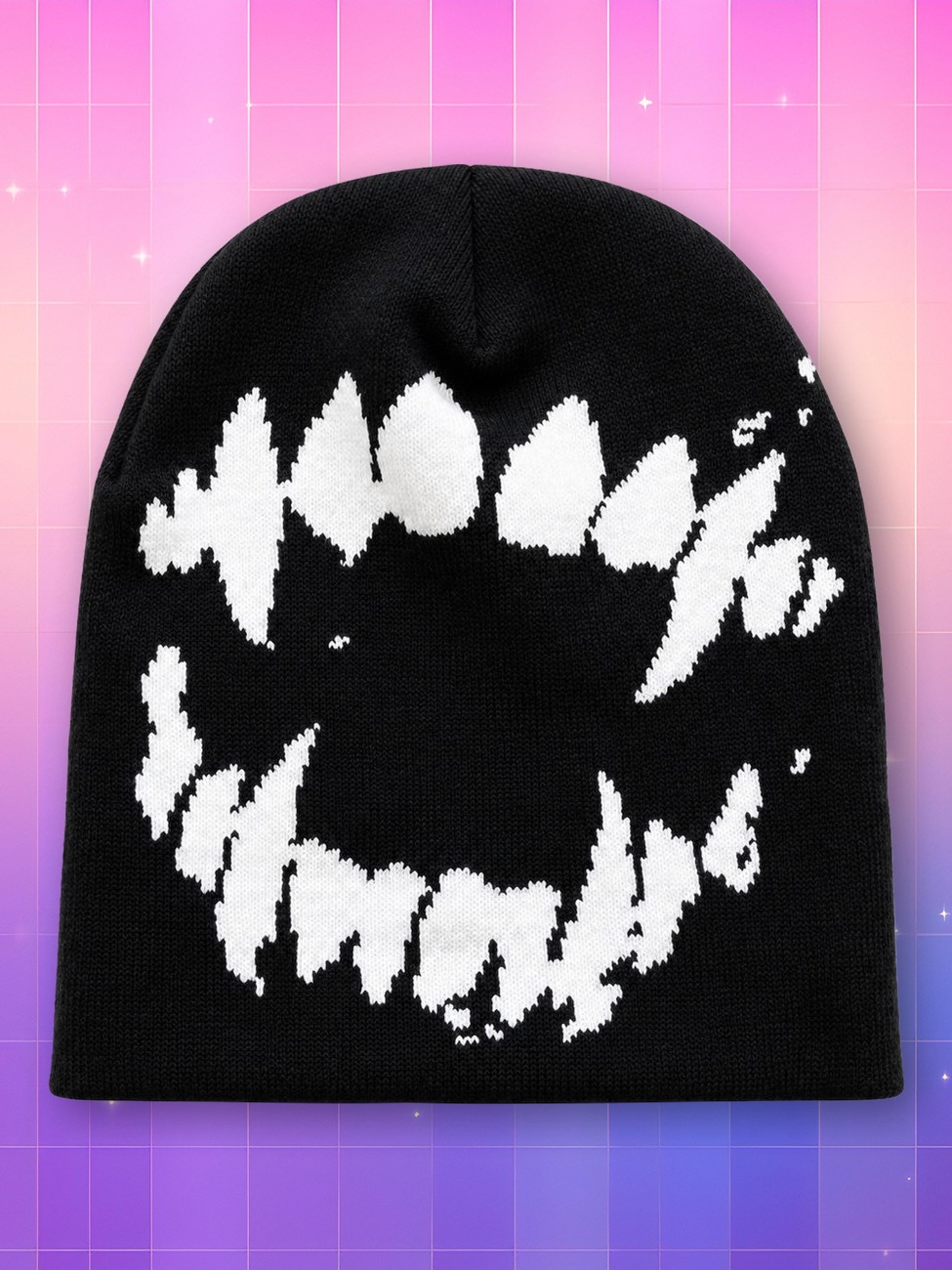 Un bonnet Y2K streetwear noir et blanc en maille, décoré de motifs graphiques blancs, présenté sur un fond dégradé rose et violet.