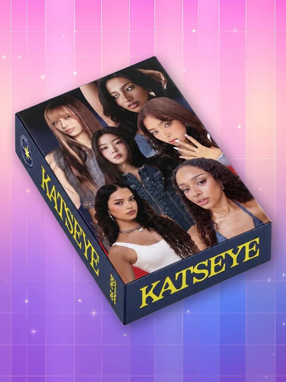 Une boîte du set de 55 Lomo cards Katseye Beautiful Chaos, décorée de portraits des membres du groupe, posée sur un fond quadrillé rose et violet scintillant.