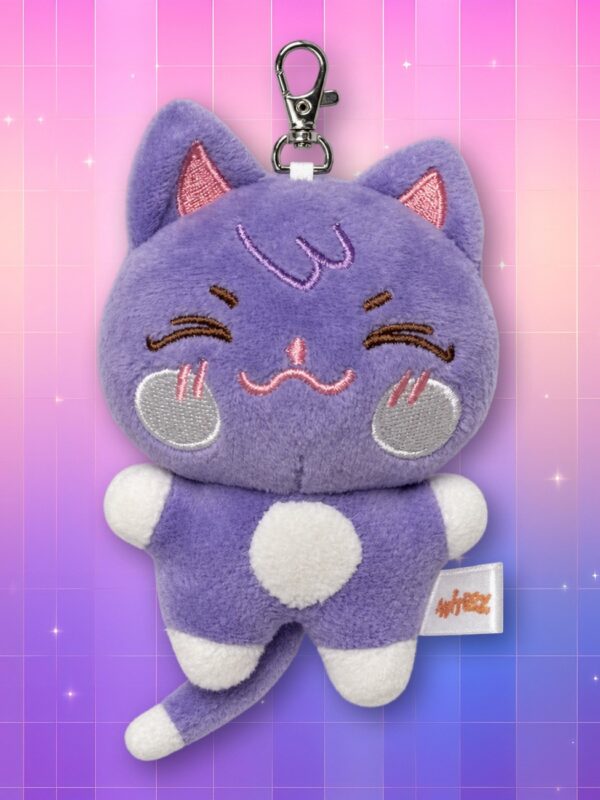 Une peluche violette en forme de chat, avec un mousqueton métallique, nommée peluche porte-clés SANdeoki ANITEEZ, présentée sur un fond rose et violet décoré d’étoiles.