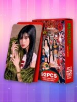 Un coffret rouge présentant le set de 92 cartes Lomo et autocollants Katseye, avec des images colorées des artistes sur un fond rose et violet.